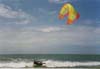 1994. Dominique au surf dans les vagues de la Cornouaille franaise